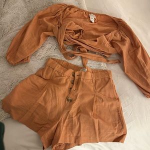 L Space size M linen clay crop top and short set with puff sleeve